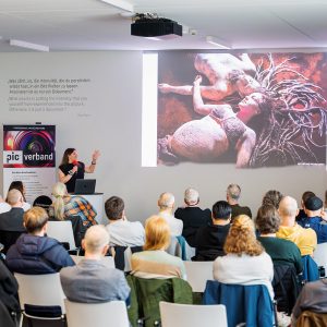 In ihrer inspirierenden Präsentation erzählte sie von ihrem Weg in die Fotografie und in die Selbständigkeit, von Sprüngen in kalte Gewässer, Hürden und Weggabelungen, Durststrecken...