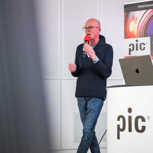 Das Besondere an der Leica Monochrom ist ihr speziell entwickelter Schwarzweiß-Sensor, der auf einen Farbfilter verzichtet und dadurch ausschließlich echte Graustufenbilder erzeugt.