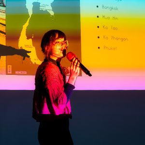 In ihrem wunderbaren Vortrag gewährte sie Einblicke in ihre Arbeitsweise, erzählt von Begegnungen vor der Kamera und zeigte, wie insbesondere die Portraitfotografie mehr ist als ein bloßes Abbild.