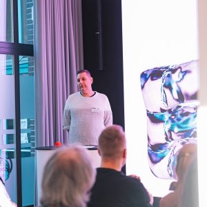 Nach dem Get Together und Begrüßung von Mitgliedern und Gästen durch den Vorstand stellte sich zunächst unser neuer Partner ColorMatch vor. Marius Heckmann erläuterte das Portfolio des Oberhausener Systemhauses: Service und Support für LFP, Textildruck, Dry-Labs, professionelle Monitore und Systemtechnik.