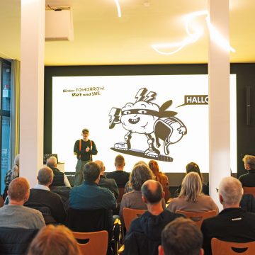 GIFs triggern das schnelle, intuitive Gehirn, werden gesehen, geteilt und bauen starke Assoziationen – perfekt, um bestehende Signaturen zu amplifizieren... nach dem Motto: „GIFs are more than just content – they are scalable brand assets that combine emotion, identity, and reach in a single visual impulse.“