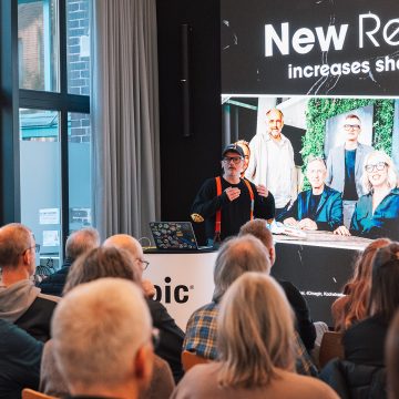 Co-Geschäftsführer & Kreativchef Markus Kreykenbohm die Agentur unter dem Motto „Welcome Sweethearts and Photo Guys!“ vor