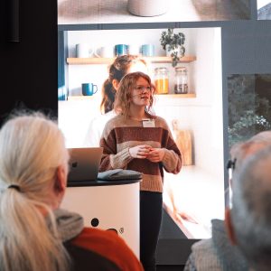 Fragestellung: Wie erlangt man die bestmögliche Kontrolle über KI-generierte Bilder? Egal ob Fotografie oder CGI: Jedes Bild entsteht zuerst im Kopf und wird dann durch das jeweilige Tool visualisiert.