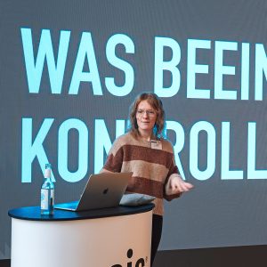 Seit Ende letzten Jahres hat Laura sich intensiv mit dem Thema befasst und teilte mit uns ihre Erkenntnisse aus zahlreichen Experimenten rund um das gezielte Steuern von KI generierten Motiven.