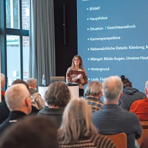 Mit dem dann folgenden, sehr praxisbezogenen Vortrag unseres Mitglieds Laura Dilling kamen wir wieder auf das Thema KI zu sprechen