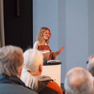 Für Laura gilt dieser Grundgedanke auch bei der Arbeit mit KI. Wie präzise muss man prompten, um die eigene Vision umzusetzen und wie viel Feinarbeit steckt tatsächlich dahinter?