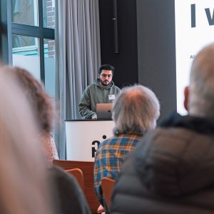 Wir freuten uns sehr, den Teilnehmern des Workshops Alireza Husseini präsentieren zu können: er ist ein afghanischer Dokumentarfotograf, dessen Arbeit sich mit den Themen soziale Gerechtigkeit, Antirassismus und den Auswirkungen von Krieg beschäftigt.