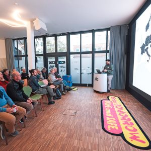 Seine Arbeiten beleuchten die menschlichen Erfahrungen im Zusammenhang mit historischen Ereignissen und zielen darauf ab, das Bewusstsein für die bleibenden Folgen des Krieges in Gemeinschaften zu schärfen... und hinterliessen bei uns einen bleibenden Eindruck.