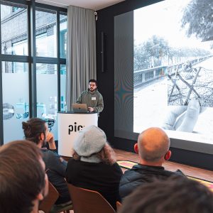 Die sehr eindringlichen Fotografien von Alireza wurden in Galerien in ganz Europa ausgestellt. Er setzt sich dafür ein, Geschichte mit Authentizität und Empathie darzustellen – stets im Respekt vor der menschlichen Würde und dem Streben nach Gerechtigkeit.