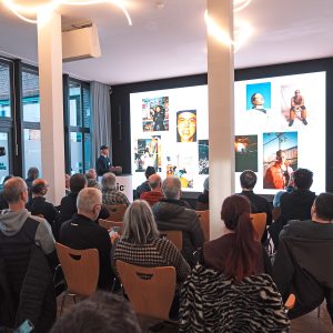 ... von Konzerten, Touren, Festivals und Künstlerportraits bis zu Editorials und Fashion-Week-Projekten.