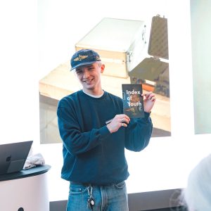 Mit seinen Bildern versucht er die Welt so zu zeigen, wie er sie sieht... was ihm außerordentlich gut glückt, wie wir feststellen durften.