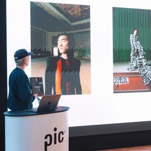 Emil ist 21 und fotografiert seit drei Jahren in der Musik- und Fashionszene...